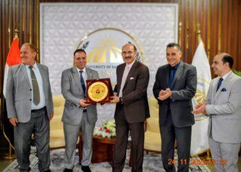 رئيس جامعة مدينة السادات وقيادات وزارة المالية يكرّمون الإدارة العامة للحسابات بعد فوزها بالمركز الأول بمحافظة المنوفية على مستوى الهيئات الخدمية