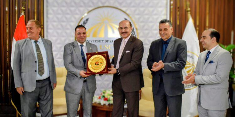 رئيس جامعة مدينة السادات وقيادات وزارة المالية يكرّمون الإدارة العامة للحسابات بعد فوزها بالمركز الأول بمحافظة المنوفية على مستوى الهيئات الخدمية