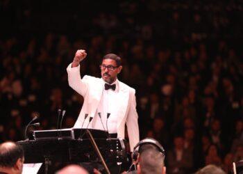هاني فرحات يتألق بقيادته الأوركسترا في حفل كامل العدد بالاهرامات