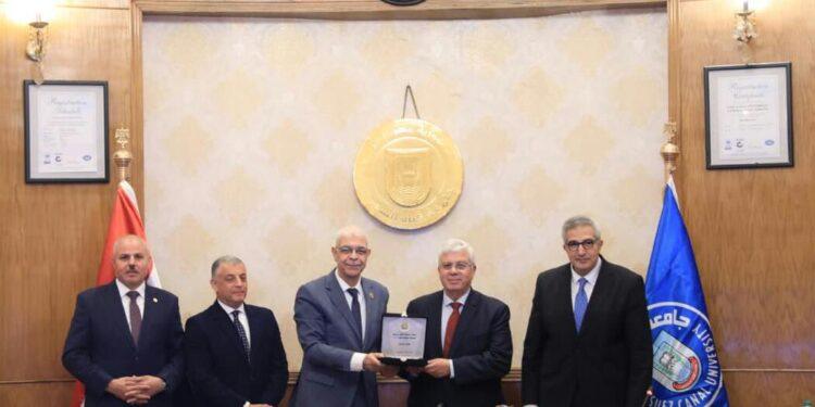 جامعة المنوفية تفوز بالمركز الثالث فى مسابقة أفضل جامعة صديقة للبيئة ورئيس الجامعة يتسلم الدرع من وزير التعليم العالي