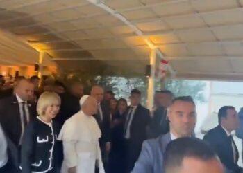 طائرة البابا لاوون حطت في المطار بمواكبة من الجيش