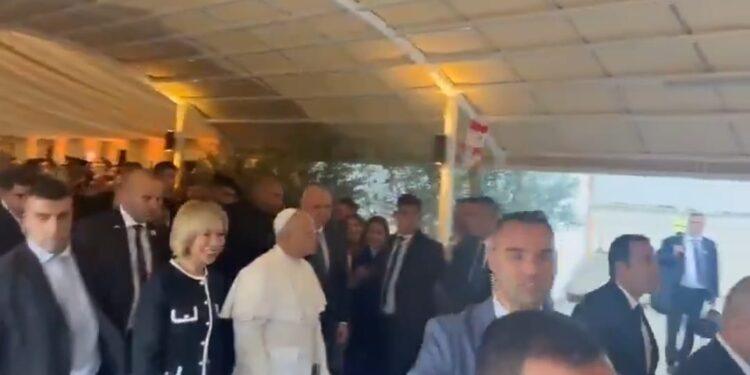 طائرة البابا لاوون حطت في المطار بمواكبة من الجيش