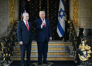 ترامب يهدد بضربة عسكرية لطهران.. ويطالب حماس بنزع السلاح