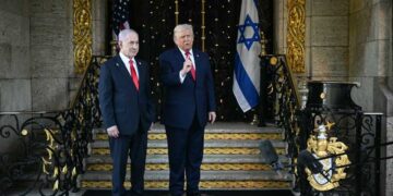 ترامب يهدد بضربة عسكرية لطهران.. ويطالب حماس بنزع السلاح