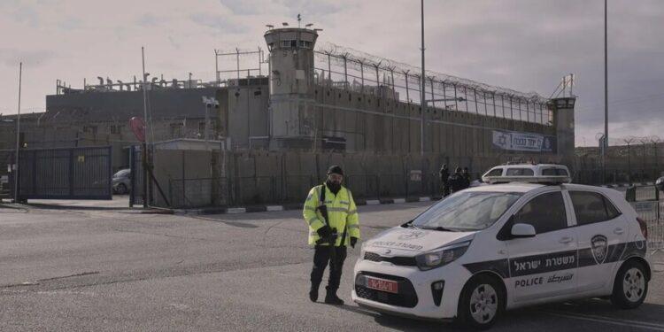 اغتصاب وتعذيب جنسي لصحفي فلسطيني داخل معتقل إسرائيلي يفقده توازنه العقلي