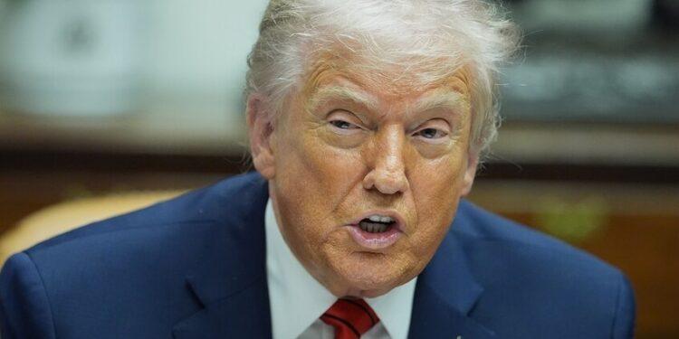 ترامب: النزاع في أوكرانيا قد يشعل فتيل حرب عالمية ثالثة