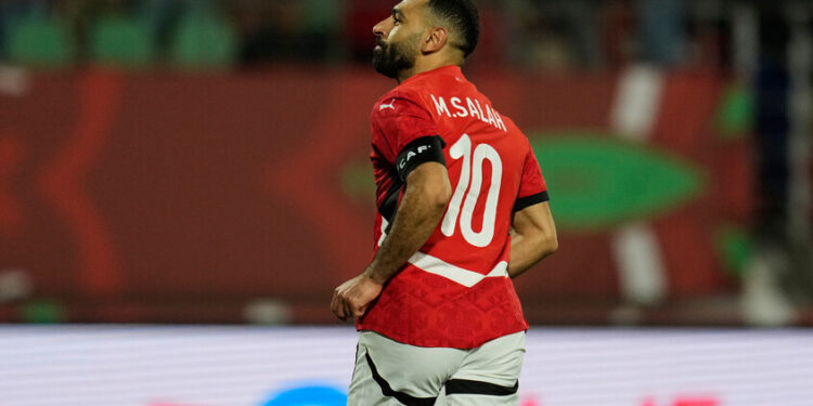 بعد هز شباك جنوب إفريقيا.. كم هدفا يفصل صلاح عن انتزاع صدارة هدافي مصر من حسام حسن؟