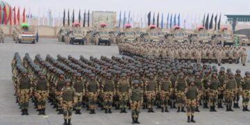 “هل هي رسالة تهديد؟”.. الإعلام العبري يرصد وصول وحدات مظليين وكوماندوز مصرية إلى شرق سيناء