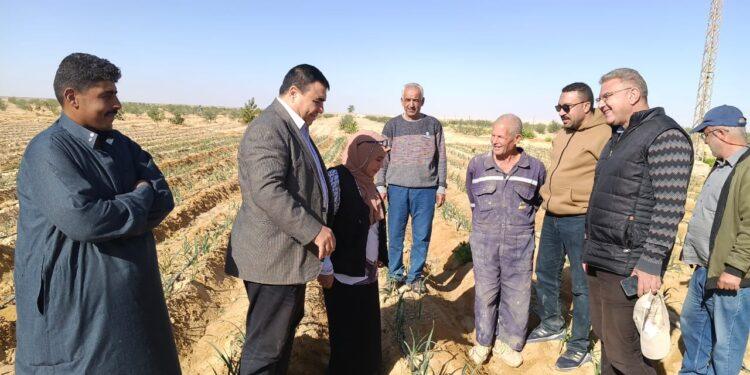 وفد من وزارة الزراعة يقدم الحلول والدعم الزراعي والفني والإرشادي بالتجمع التنموي بالنثيلة بمركز ومدينة نخل بوسط سيناء ( صور ).