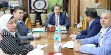 محافظ المنوفية يناقش معوقات مشروعات مياه الشرب والصرف الصحي والكهرباء