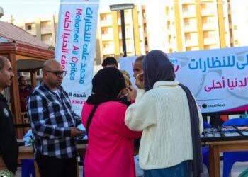 الكشف على ألف مواطن خلال قافلة نادى الغردقة الرياضى لأمراض العيون خلال يومين.