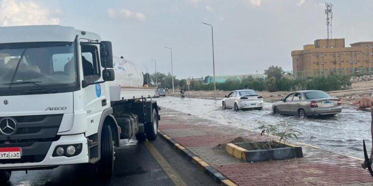 مياه البحر الاحمر تسحب مياه الأمطار بعدة مناطق بالغردقة وتواصل إعلان حالة الطوارئ