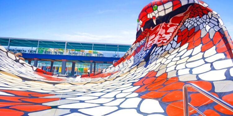 احتفالا بعيد ميلادها الثالث.. ظهور «الكينج كوبرا» كحارس لأكبر مدينة العاب ترفيهية بالغردقة