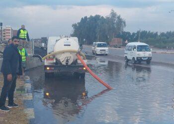 فودة رئيس شركة مياه الشرب والصرف الصحى بالقليوبية يتابع أعمال رفع تجمعات مياه الأمطار بنطاق مركز بنها ويشدد على سرعة التعامل الفوري.