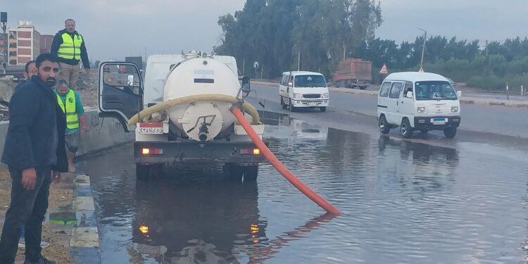 فودة رئيس شركة مياه الشرب والصرف الصحى بالقليوبية يتابع أعمال رفع تجمعات مياه الأمطار بنطاق مركز بنها ويشدد على سرعة التعامل الفوري.
