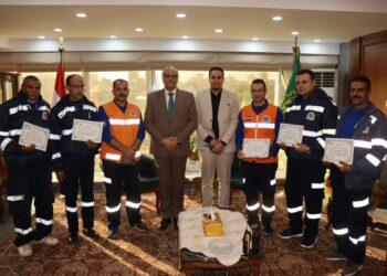 محافظ القليوبية يكرم أطقم إسعاف أعادت مشغولات ذهبية تتخطى مليون جنيه لأصحابها