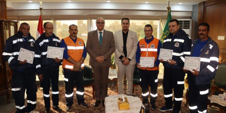 محافظ القليوبية يكرم أطقم إسعاف أعادت مشغولات ذهبية تتخطى مليون جنيه لأصحابها