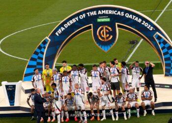 أبو ريدة يسلّم كأس ديربي الأمريكتين لفلامنجو البرازيلي