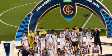 أبو ريدة يسلّم كأس ديربي الأمريكتين لفلامنجو البرازيلي