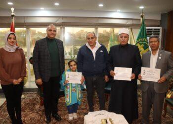 محافظ القليوبية يُكرِم الطالبة مريم إبراهيم بعد فوزها بالمركز الثاني على مستوى الجمهورية في المشروع الوطني للقراءة وحصولها على المركز السابع في “تحدي القراءة العربي”