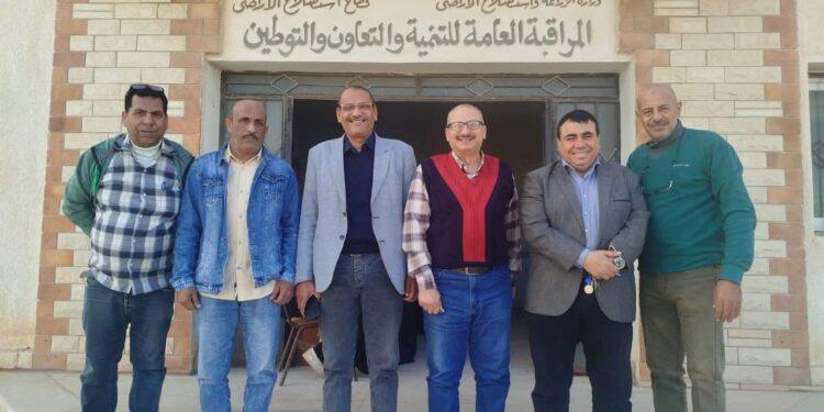 بالصور….اجتماع وكيل وزارة الزراعة بالعاملين بإدارة التعاون والتوطين بشمال سيناء لمتابعة ملفات التعويضات للمزارعين .