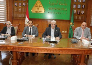 رئيس جامعة المنوفية يترأس لجنة الاحتياجات ويناقش الخطة الخمسية لتعيين المعيدين