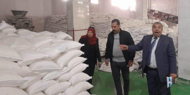 ضبط 8 أطنان مواد غذائية و100طن ملح بدون مستندات ومجهولة المصدر بقويسنا