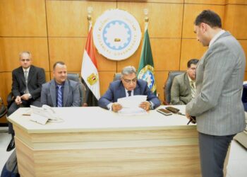 محافظ الدقهلية يتابع لليوم الثاني على التوالي انتظام العمل باللجان الانتخابية في جولة الإعادة عبر الشبكة الوطنية للطوارئ