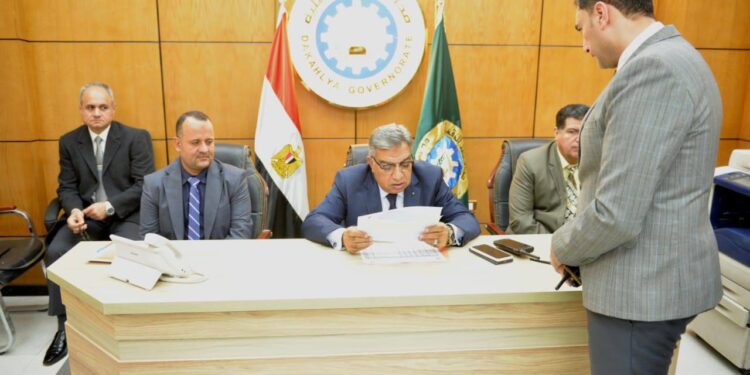 محافظ الدقهلية يتابع لليوم الثاني على التوالي انتظام العمل باللجان الانتخابية في جولة الإعادة عبر الشبكة الوطنية للطوارئ