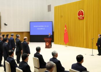 مسؤولون صينيون بارزون يتعهدون بالولاء للدستور