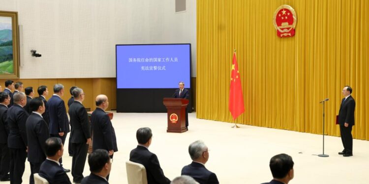 مسؤولون صينيون بارزون يتعهدون بالولاء للدستور