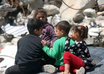 شرب الشاي الساخن عند المدفأة