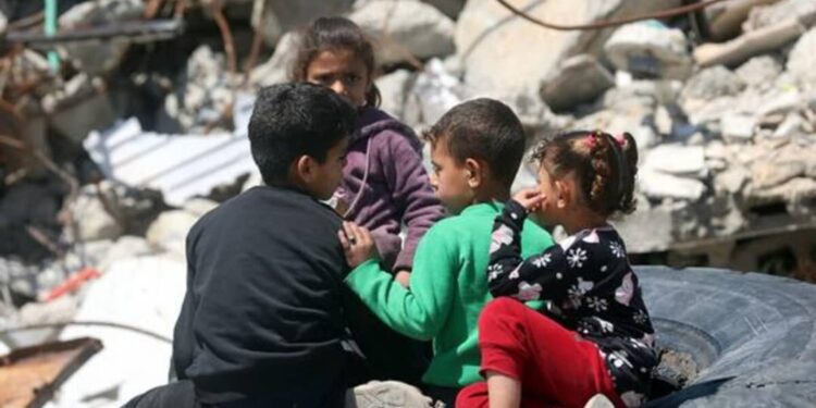 شرب الشاي الساخن عند المدفأة