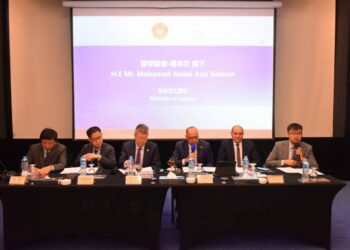 وزير العمل يفتتح ندوة توعوية حول قانون العمل الجديد.. بالتعاون مع الغرفة التجارية الصينية