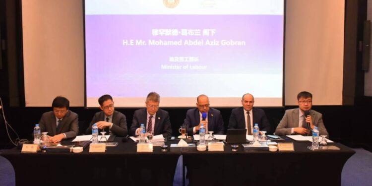 وزير العمل يفتتح ندوة توعوية حول قانون العمل الجديد.. بالتعاون مع الغرفة التجارية الصينية