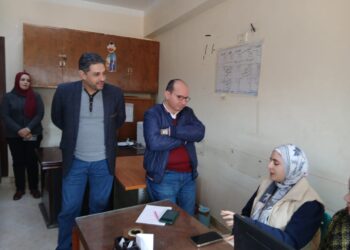 وكيل صحة الدقهلية يتفقد غرفة 137 ويشدد على سرعة تسكين الحالات