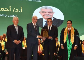 تكريم رئيس جامعة المنوفية في احتفال عيد العلم بجامعة القاهرة باعتباره أحد أبرز خريجى جامعة القاهرة وتقديرا لمسيرته الأكاديمية المتميزة والريادية