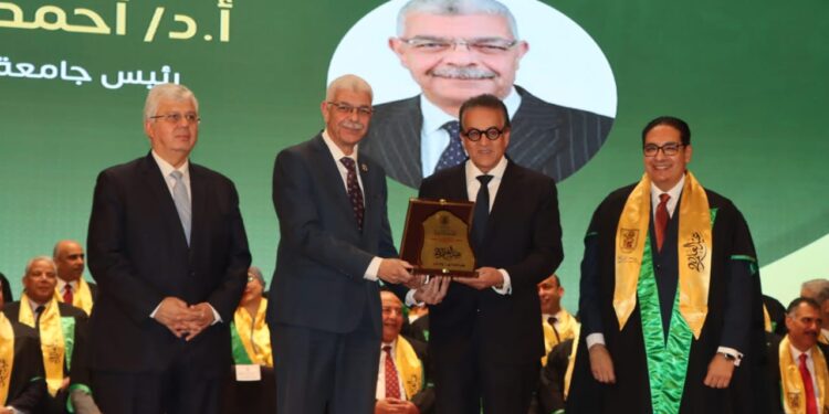 تكريم رئيس جامعة المنوفية في احتفال عيد العلم بجامعة القاهرة باعتباره أحد أبرز خريجى جامعة القاهرة وتقديرا لمسيرته الأكاديمية المتميزة والريادية