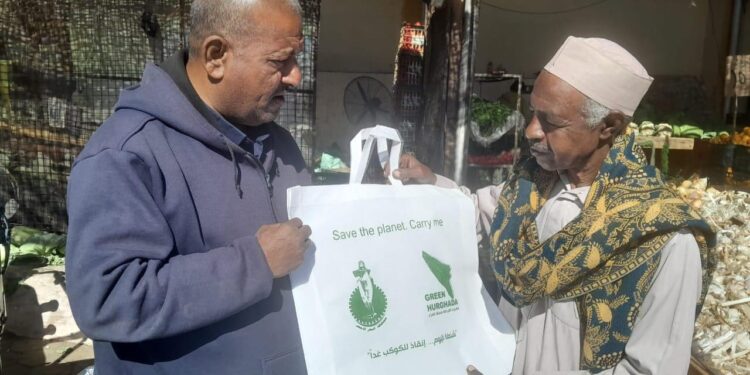 استمرار توزيع الأكياس البديلة بسفاجا تمهيدًا لحظر الأكياس البلاستيكية أُحادية الإستخدام.