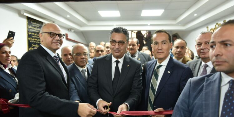 وزير التموين ومحافظ القليوبية يفتتحان مكتب السجل التجاري المميز بالغرفة التجارية ببنها لتعزيز جودة الخدمات للمواطنين.