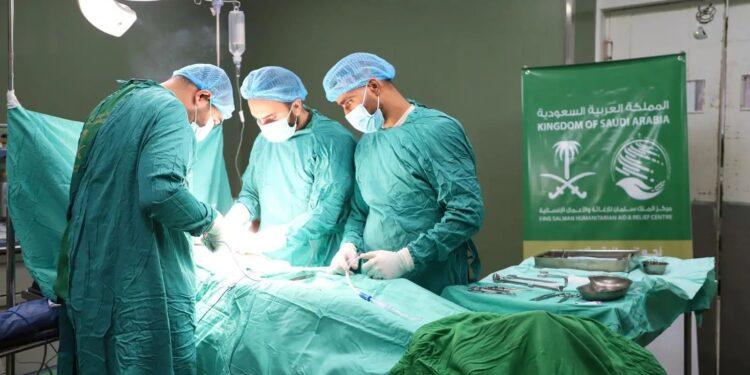 مركز الملك سلمان للإغاثة ينفذ المشروع الطبي التطوعي لجراحة العظام والجراحة العامة في قطاع غزة