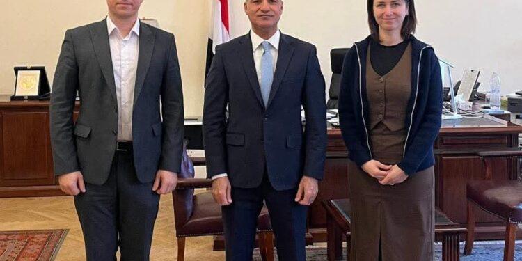 السفير المصري بموسكو يبحث آفاق التعاون الإعلامي مع مسؤولي شبكة تلفزيون “بريكس”