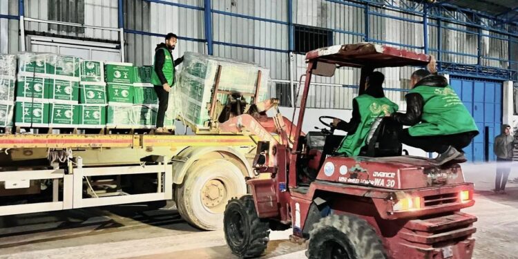 قوافل المساعدات الإغاثية السعودية تواصل تدفقها على قطاع غزة دعما للأشقاء الفلسطينيين