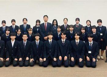 طلاب المدارس الثانوية من طوكيو يزورون سفارة اليابان في مصر