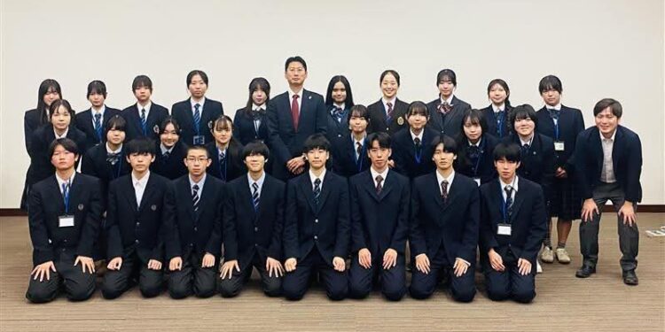 طلاب المدارس الثانوية من طوكيو يزورون سفارة اليابان في مصر