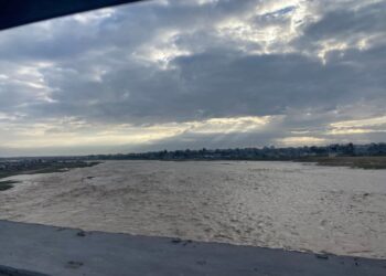 قوات الاحتلال تفتح فجأة مجرى وادي غزة وتُغرق خيام النازحين