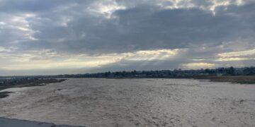 قوات الاحتلال تفتح فجأة مجرى وادي غزة وتُغرق خيام النازحين