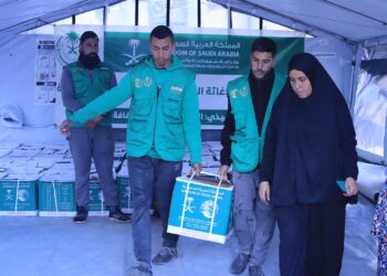 مركز الملك سلمان للإغاثة يوزع سلالًا غذائية على الأسر في مخيم جباليا المدمر شمال قطاع غزة