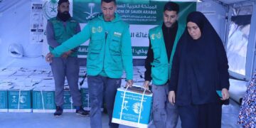 مركز الملك سلمان للإغاثة يوزع سلالًا غذائية على الأسر في مخيم جباليا المدمر شمال قطاع غزة