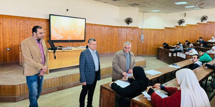 نائب رئيس جامعة الدلتا التكنولوجية يتفقد انطلاق اختبارات نهاية الفصل الدراسى الأول للعام الجامعى ٢٠٢٦/٢٠٢٥